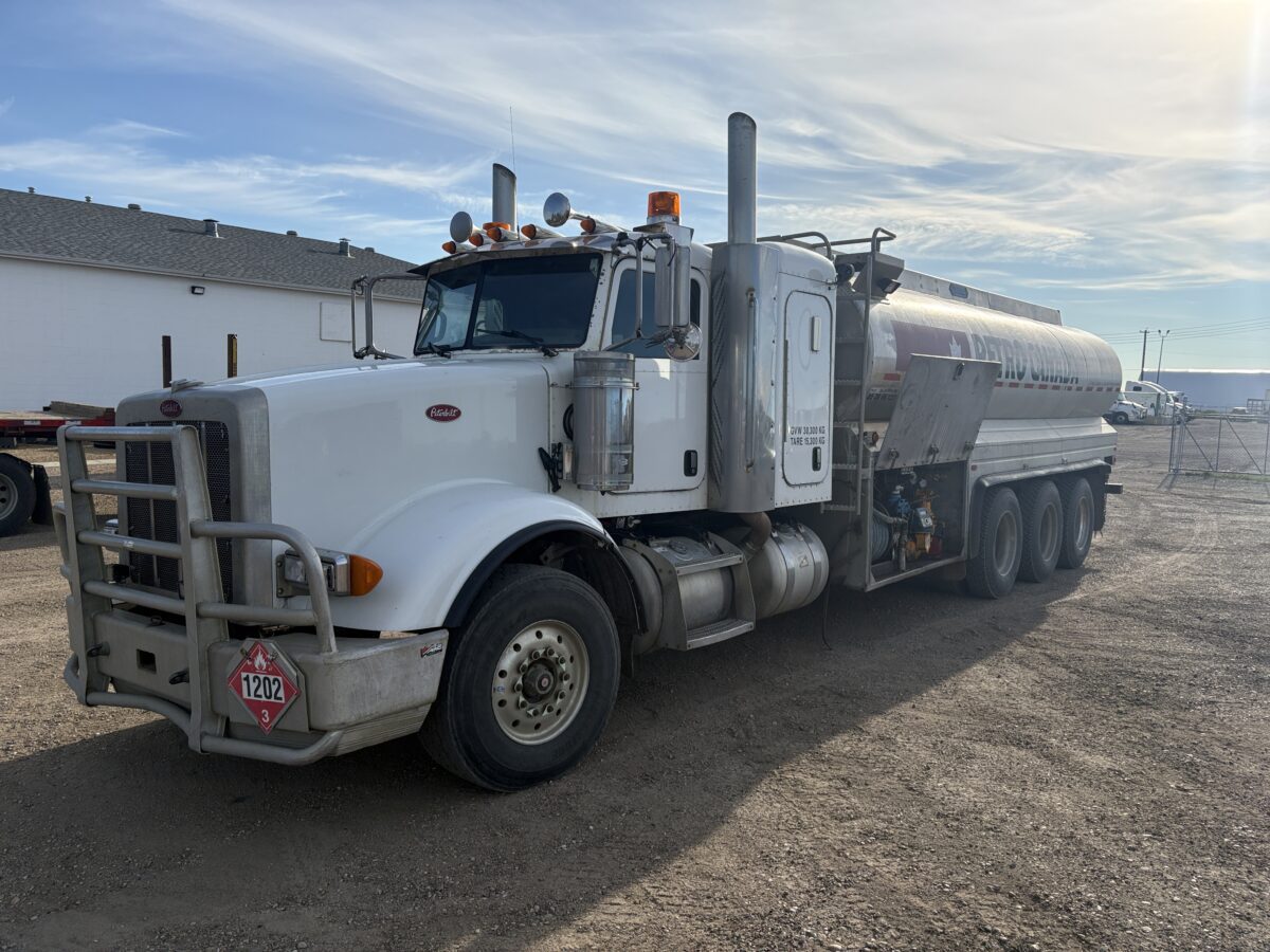 2009 Peterbilt 367 Tri-drive Fuel Truck