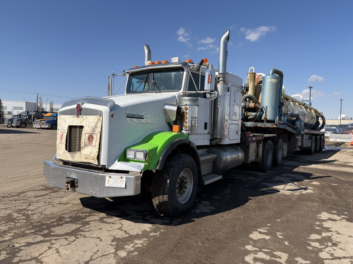 2006 Kenworth T800 with small sleeper